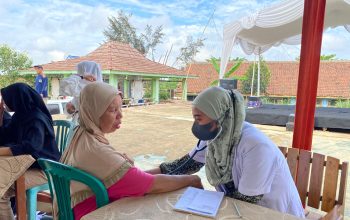 PEDULI KESEHATAN: Fakultas Kesehatan UMMI melaksanakan kegiatan cek kesehatan gratis bagi masyarakat Desa Sukamaju dalam rangka memperingati sekaligus memeriahkan ulang tahun Desa Sukamaju di Kecamatan Kadudampit, Kabupaten Sukabumi pada Minggu (26/11/2023).