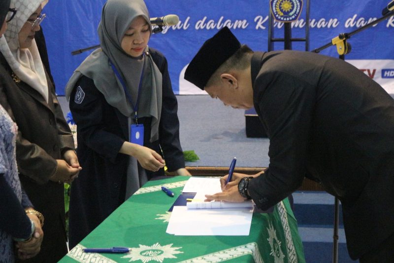 KOMITMEN: Warek I UMMI Dr. Asep Muhamad Ramdan, S.E.,M.M, menandatangani dokumen berita acara dan naskah pelantikan berikut kontrak kerja dan fakta integritas di hadapan Rektor UMMI Dr. Reny Sukmawani., M.P.,disaksikan Dr. Ir. Paristiyanti Nurwadani., M.P., selaku anggota Majelis DIKTILITBANG. (ist)