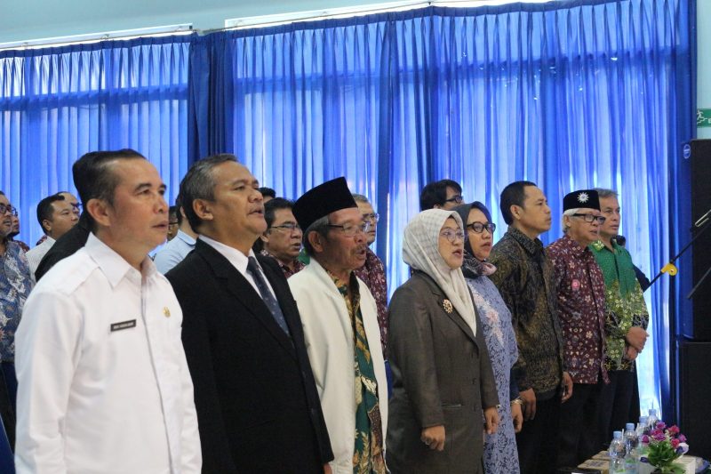KOMPAK: Rektor UMMI Dr. Reny Sukmawani.,M.P., foto bersama para tamu undangan.(ist)