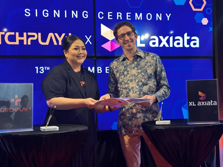 KERJASAMA: (ki-ka) Country Manager CATCHPLAY+ Indonesia, Dhini W Prayogo bersama dengan Chief Marketing Officer XL Axiata, Alfons Bosch Sansa melakukan penandatanganan kerja sama antara XL Axiata dengan CATCHPLAY+ di Jakarta, Rabu (13/12).