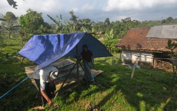 Warga mendirikan tenda seadanya dihalaman luar rumah hindari gempa susulan di Kampung Pel, Cianten, Kabupaten Bogor, Jawa Barat. Kamis (14/12/2023). Gempa yang terjadi mengakibatkan trauma dan kerusakan, data sementara BPBD mencatat 200 rumah rusak, ringan hingga berat. (Foto : Radar Bogor / Hendi Novian)