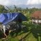 Warga mendirikan tenda seadanya dihalaman luar rumah hindari gempa susulan di Kampung Pel, Cianten, Kabupaten Bogor, Jawa Barat. Kamis (14/12/2023). Gempa yang terjadi mengakibatkan trauma dan kerusakan, data sementara BPBD mencatat 200 rumah rusak, ringan hingga berat. (Foto : Radar Bogor / Hendi Novian)