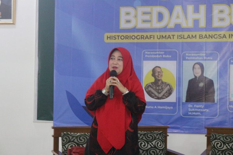 TELITI: Dosen Filsafat Ilmu Adfministrasi MIA UMMI, Dr. Fenty Sukmawaty, M.Hum., menjadi narasumber pembahas buku yang berjudul "Historiografi Umat Islam Bangsa Indonesia 1916 - 2016". (ist)