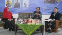 HOLISTIK: Mahasiswa MIA UMMI menggelar acara bedah buku"Historiografi Umat Islam Bangsa Indonesia 1916 - 2016", pada Jumat (1/12/2023). (istimewa)