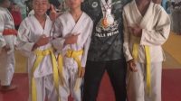 MENANG: M. Azka, siswa SD Negeri Nanggeleng 1 Kota Sukabumi berhasil meraih medali emas pada kejuaraan Judo Golden Score 2023 antar pelajar se-Jawa Barat di Bandung. (ist)