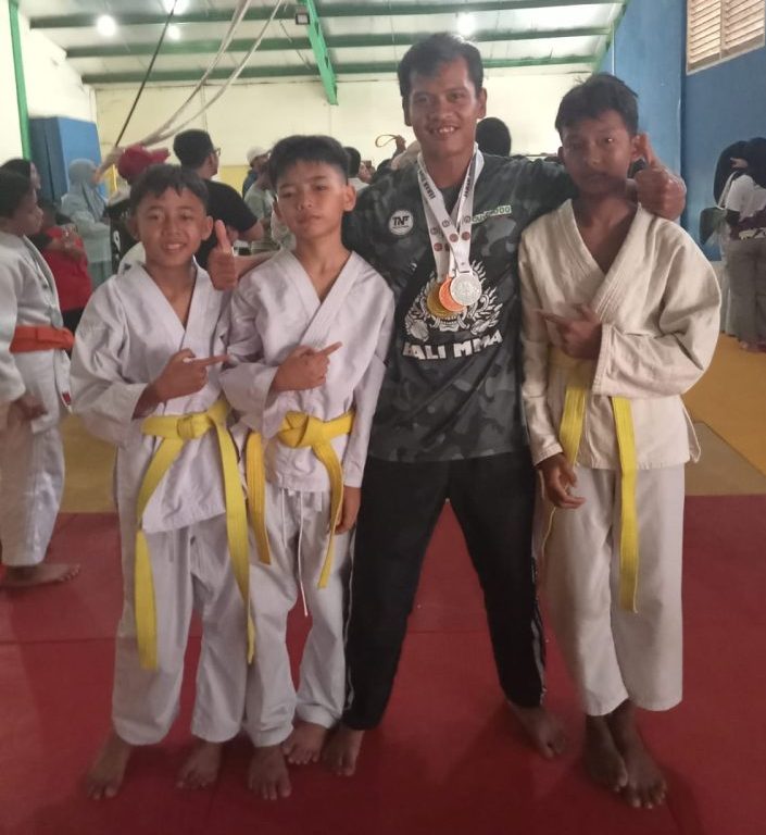 MENANG: M. Azka, siswa SD Negeri Nanggeleng 1 Kota Sukabumi berhasil meraih medali emas pada kejuaraan Judo Golden Score 2023 antar pelajar se-Jawa Barat di Bandung. (ist)