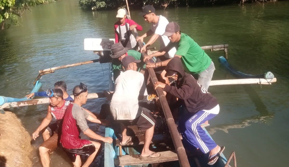 DIEVAKUASI : Korban tenggelam di sungai Ciletuh Desa Mandrajaya, Kecamatan Ciemas sesaat di temukan. (f0t0 : ist)