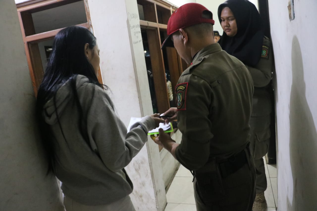 RAZIA: Sejumlah personel Satpol PP Kota Sukabumi saat melakukan Operasi Non Yustisi gabungan di wilayah kerjanya, Rabu (20/12).
