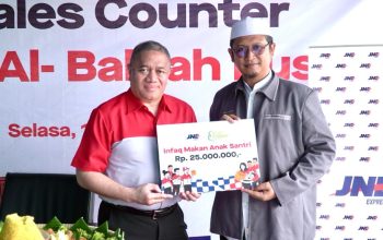 PEDULI: Pemberian infak anak santri Al-Bahjah dari M. Feriadi selaku Presiden Direktur JNE kepada Ustaz Bambang Siswanto selaku Ketua Umum Yayasan Al-Bahjah. (ist)