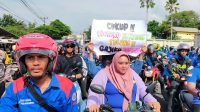PROTES : Ribuan buruh SP TSK SPSI Kabupaten Sukabumi, saat hendak berangkat dari PT GSI Cikembar, untuk  melakukan aksi demo ke Gedung Sate Bandung, belum lama ini.(foto : ist)