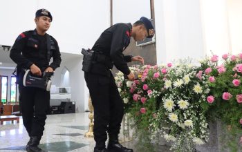 PENYISIRAN: Tim Jibom Gegana Sat Brimob Polda Jabar saat melakukan sterilisasi di sejumlah gereja yang ada di wilayah hukum Polres Sukabumi Kota, Minggu (24/12).