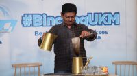 XLABS3 : Tokoh kopi legendaris di Makasar, Daeng Sija memperagakan cara meracik kopi dalam acara roadshow Bincang UKM yang merupakan serial event yang diadakan oleh XL Axiata Business Solutions di Makassar, beberapa waktu lalu. (ist)