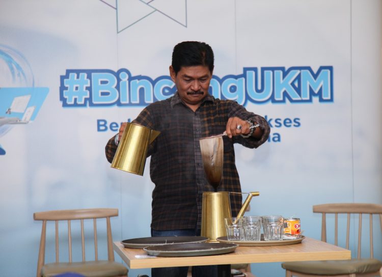XLABS3 : Tokoh kopi legendaris di Makasar, Daeng Sija memperagakan cara meracik kopi dalam acara roadshow Bincang UKM yang merupakan serial event yang diadakan oleh XL Axiata Business Solutions di Makassar, beberapa waktu lalu. (ist)