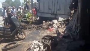 Brakk! Truk Tronton di Cianjur Tabrak Kios, Korban Berjatuhan