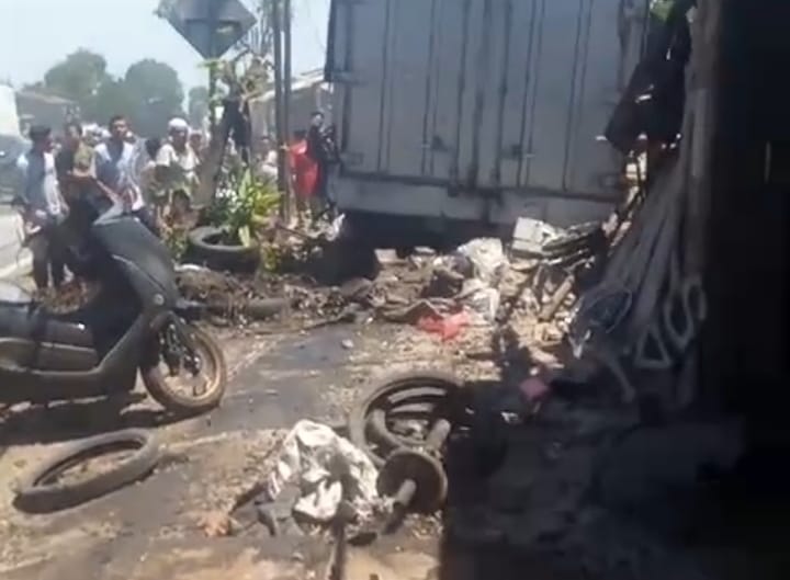 Kecelakaan bus remblong tabrak Ruko di Cianjur