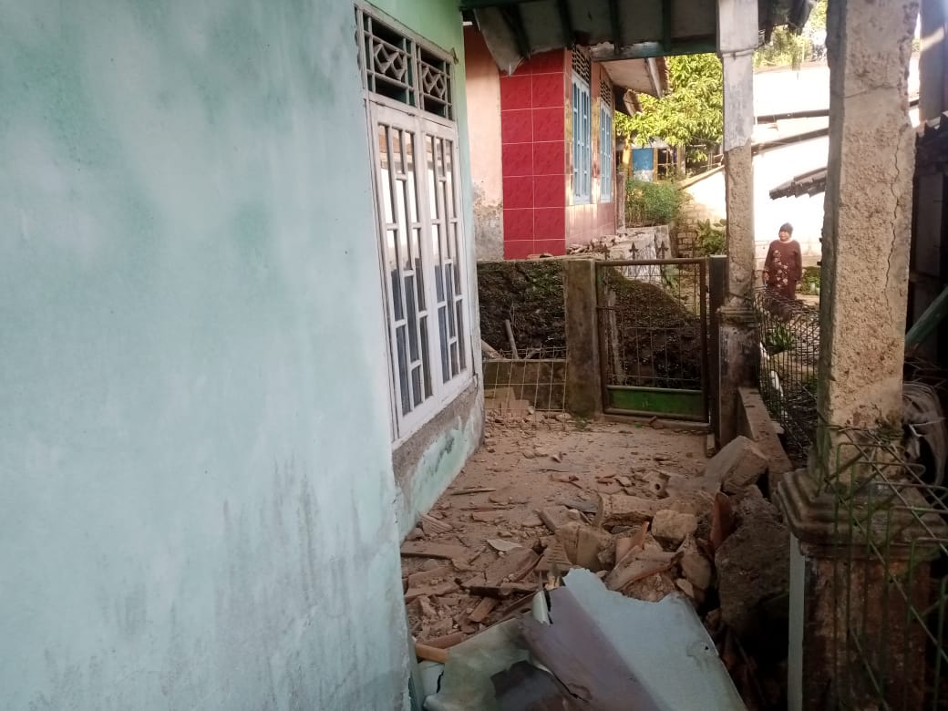 RUSAK SEDANG : Kondisi rumah yang terdampak gempa dengan kekuatan Magnitudo 4.6 (foto : ist)
