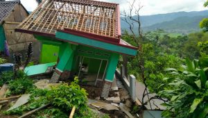 RUSAK BERAT : Rumah milik Dede di Kampung Tegalkaso, RT 05/RW 03, Desa Bencoy, Kecamatan Cireunghas, Kabupaten Sukabumi, ambruk setelah diterjang retakan tanah pada Jumat (01/12) sore.(foto : ist)