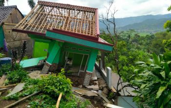 RUSAK BERAT : Rumah milik Dede di Kampung Tegalkaso, RT 05/RW 03, Desa Bencoy, Kecamatan Cireunghas, Kabupaten Sukabumi, ambruk setelah diterjang retakan tanah pada Jumat (01/12) sore.(foto : ist)