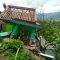 RUSAK BERAT : Rumah milik Dede di Kampung Tegalkaso, RT 05/RW 03, Desa Bencoy, Kecamatan Cireunghas, Kabupaten Sukabumi, ambruk setelah diterjang retakan tanah pada Jumat (01/12) sore.(foto : ist)