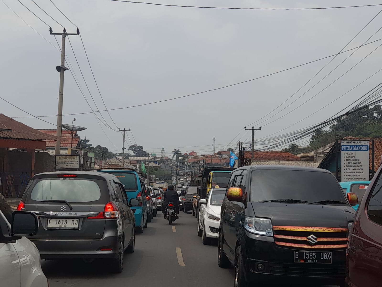 MACET : Sejumlah kendaraan terlihat mengantri yang berada di Jalur Utara Sukabumi