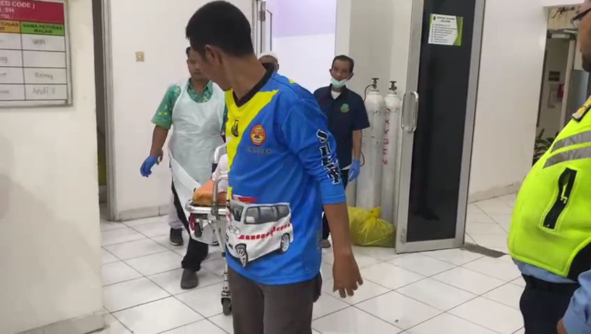 DIEVAKUASI : Jasad pemuda berinisial M (20) asal Kadupugur saat dievakuasi usai diautopsi di RSUD R Syamsudin Kota Sukabumi.(foto : ist)