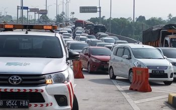 PADAT : Suasana kendaraan di exit Tol Bocimi Seksi II Sundawenang, Kecamatan Parungkuda, Kabupaten Sukabumi. (FOTO : UNTUK RADAR SUKABUMI )