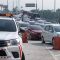 PADAT : Suasana kendaraan di exit Tol Bocimi Seksi II Sundawenang, Kecamatan Parungkuda, Kabupaten Sukabumi. (FOTO : UNTUK RADAR SUKABUMI )
