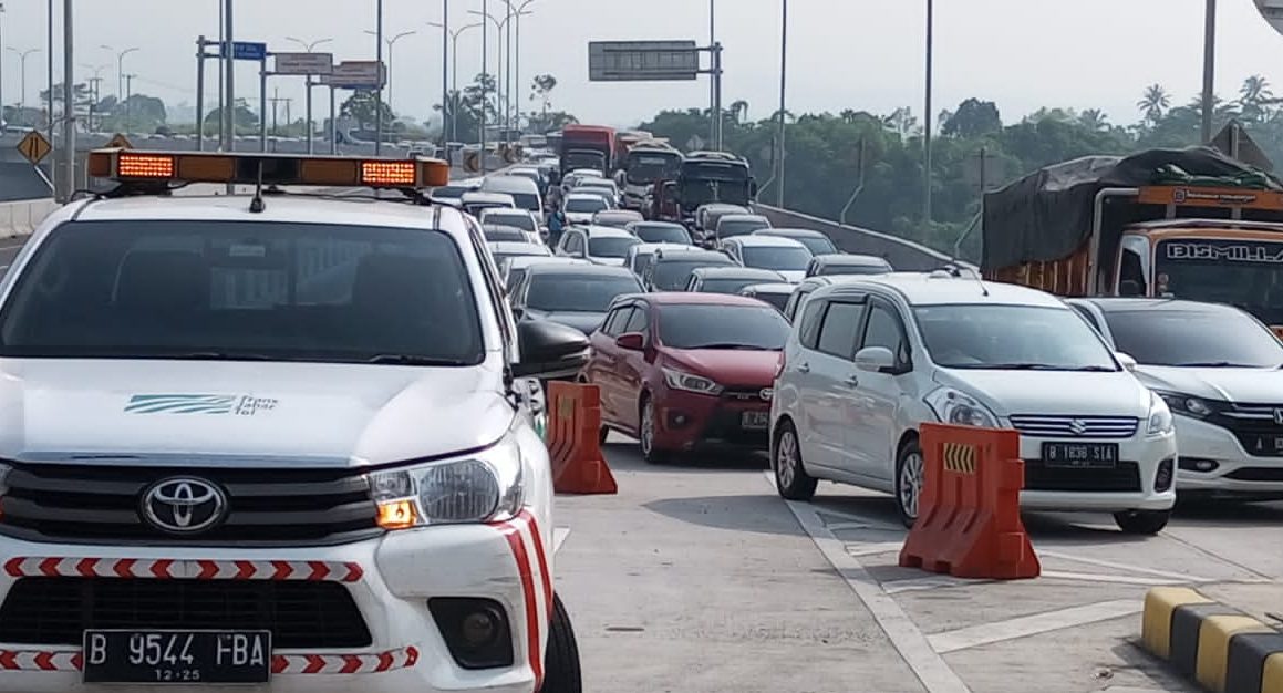 PADAT : Suasana kendaraan di exit Tol Bocimi Seksi II Sundawenang, Kecamatan Parungkuda, Kabupaten Sukabumi. (FOTO : UNTUK RADAR SUKABUMI )