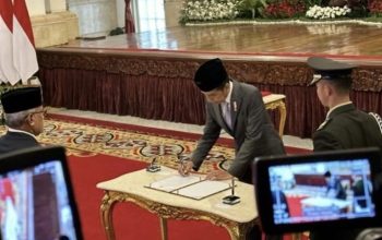 Presiden Jokowi menandatangani berita acara pengangkatan sumpah jabatan Irjen Marthinus Hukom sebagai Kepala Badan Narkotika Nasional (BNN) di Istana Negara Jakarta, Jumat (8/12/2023). (Andi Firdaus).