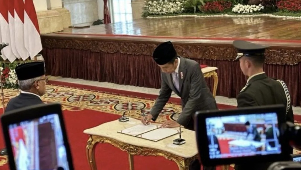 Presiden Jokowi menandatangani berita acara pengangkatan sumpah jabatan Irjen Marthinus Hukom sebagai Kepala Badan Narkotika Nasional (BNN) di Istana Negara Jakarta, Jumat (8/12/2023). (Andi Firdaus).