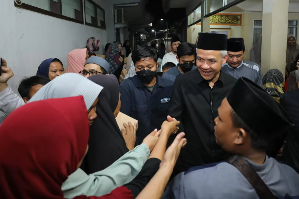 MONDOK : Capres Ganjar Pranowo saat menyambangi Pondok Pesantren Al Falak di Pagentongan, Kota Bogor, beberapa waktu lalu.
