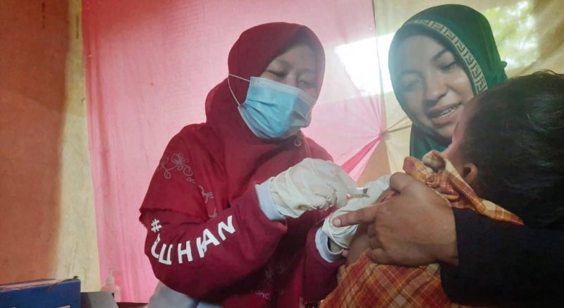 LAYANAN KESEHATAN: Salah seorang petugas memberikan imunisasi kepada salah seorang anak yang berkunjung ke  posyandu di Kecamatan Citamiang Kota Sukabumi, belum lama ini . (dok/radarsukabumi)