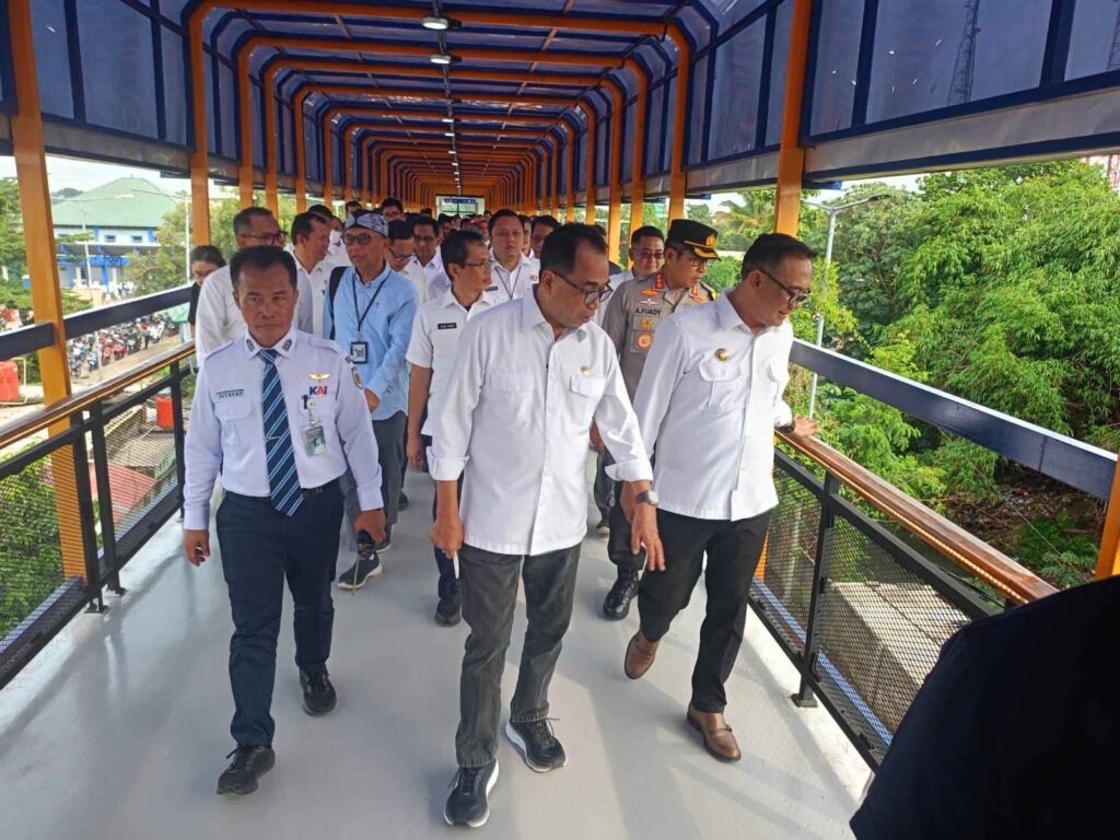 Menteri Perhubungan Budi Karya saat meresmikan Skybridge Bojonggede Sabtu (9/12/2023). HENDI/RADAR BOGOR