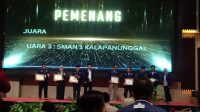 BANGGA: Pantauan Radar Sukabumi, SMAN 1 Kalapanunggal berhasil meraih juara 3 terbaik pada Penilaian Kinerja Satuan Pendidikan Penerima DAK Fisik Bidang Pendidikan SMA Tahun 2023 di Grand Sunshine Resort & Convention, Soreang, Kabupaten Bandung, Rabu (13/12/2023) malam. (ist)