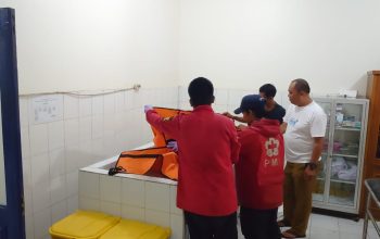 EVAKUASI : Sejumlah petugas gabungan pada saat mengevakuasi korban. (foto : ist)