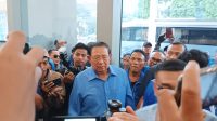 DIWAWANCARA: Ketua Majelis Tinggi Partai Demokrat, Susilo Bambang Yudhoyono saat diwawancara sejumlah media di salah satu gedung, di Jalan Lingkar Selatan, Kota Sukabumi, Kamis (4/1).(FT: BAMBANG/RADAFSUKABUMI)