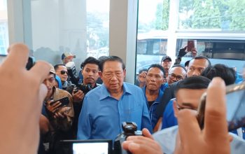 DIWAWANCARA: Ketua Majelis Tinggi Partai Demokrat, Susilo Bambang Yudhoyono saat diwawancara sejumlah media di salah satu gedung, di Jalan Lingkar Selatan, Kota Sukabumi, Kamis (4/1).(FT: BAMBANG/RADAFSUKABUMI)