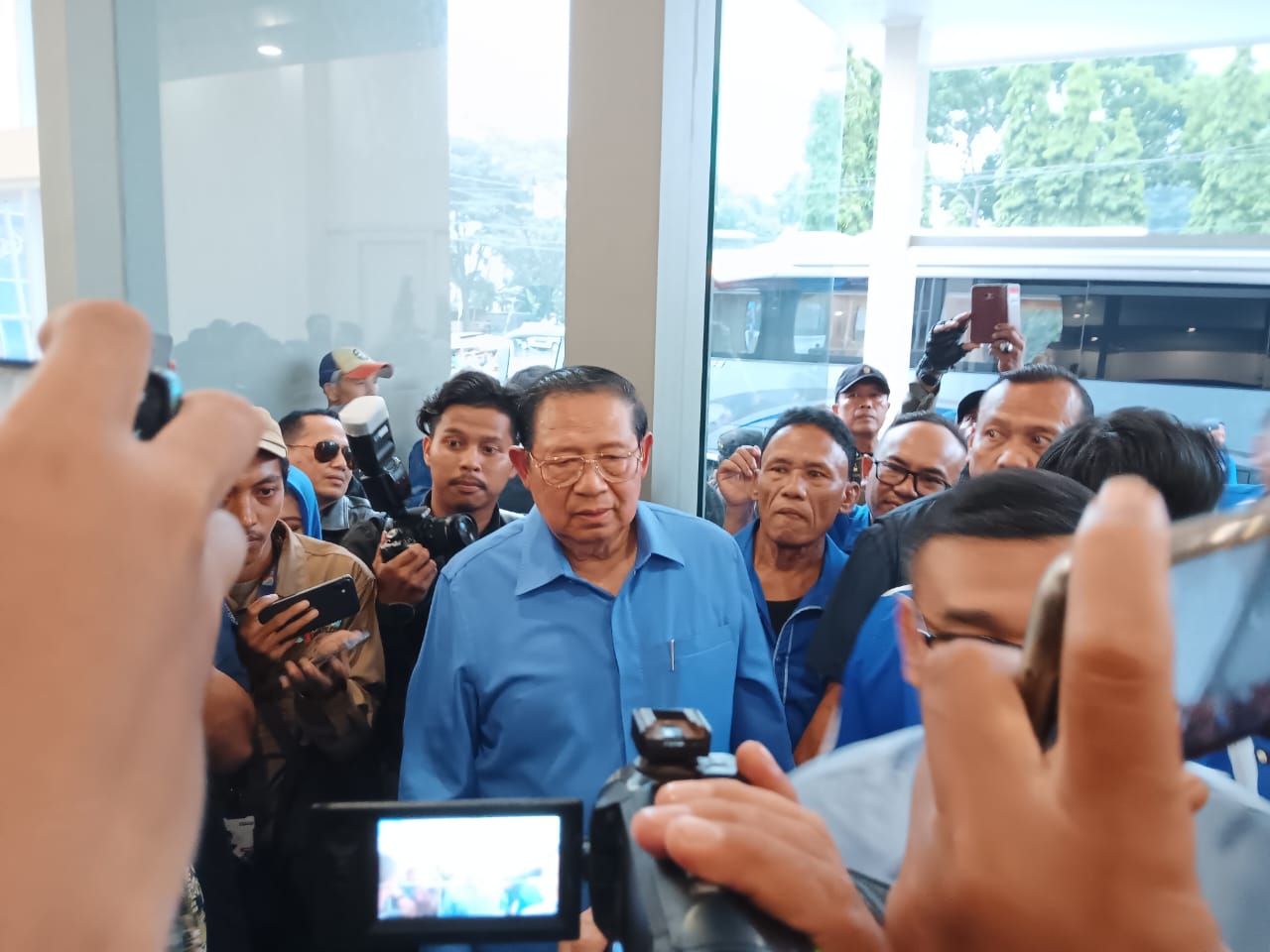 DIWAWANCARA: Ketua Majelis Tinggi Partai Demokrat, Susilo Bambang Yudhoyono saat diwawancara sejumlah media di salah satu gedung, di Jalan Lingkar Selatan, Kota Sukabumi, Kamis (4/1).(FT: BAMBANG/RADAFSUKABUMI)