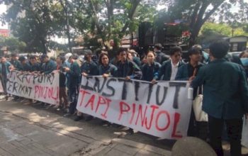 Ratusan mahasiswa ITB saat aksi di depan Gedung Rektorat/Istimewa