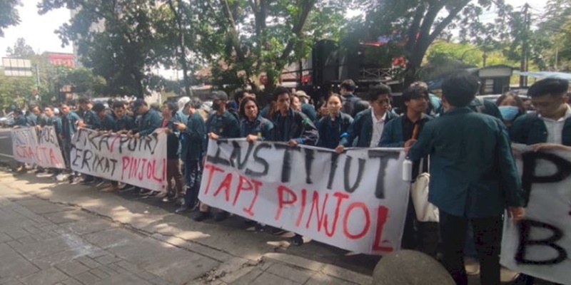 Ratusan mahasiswa ITB saat aksi di depan Gedung Rektorat/Istimewa
