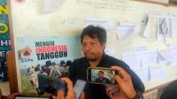 DIWAWANCARAI : Penyidik Bumi dari PVMBG, Sumaryono saat diwawancarai sejumlah media terkait hasil penyelidikan bencana longsor di Cibadak.