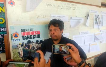 DIWAWANCARAI : Penyidik Bumi dari PVMBG, Sumaryono saat diwawancarai sejumlah media terkait hasil penyelidikan bencana longsor di Cibadak.