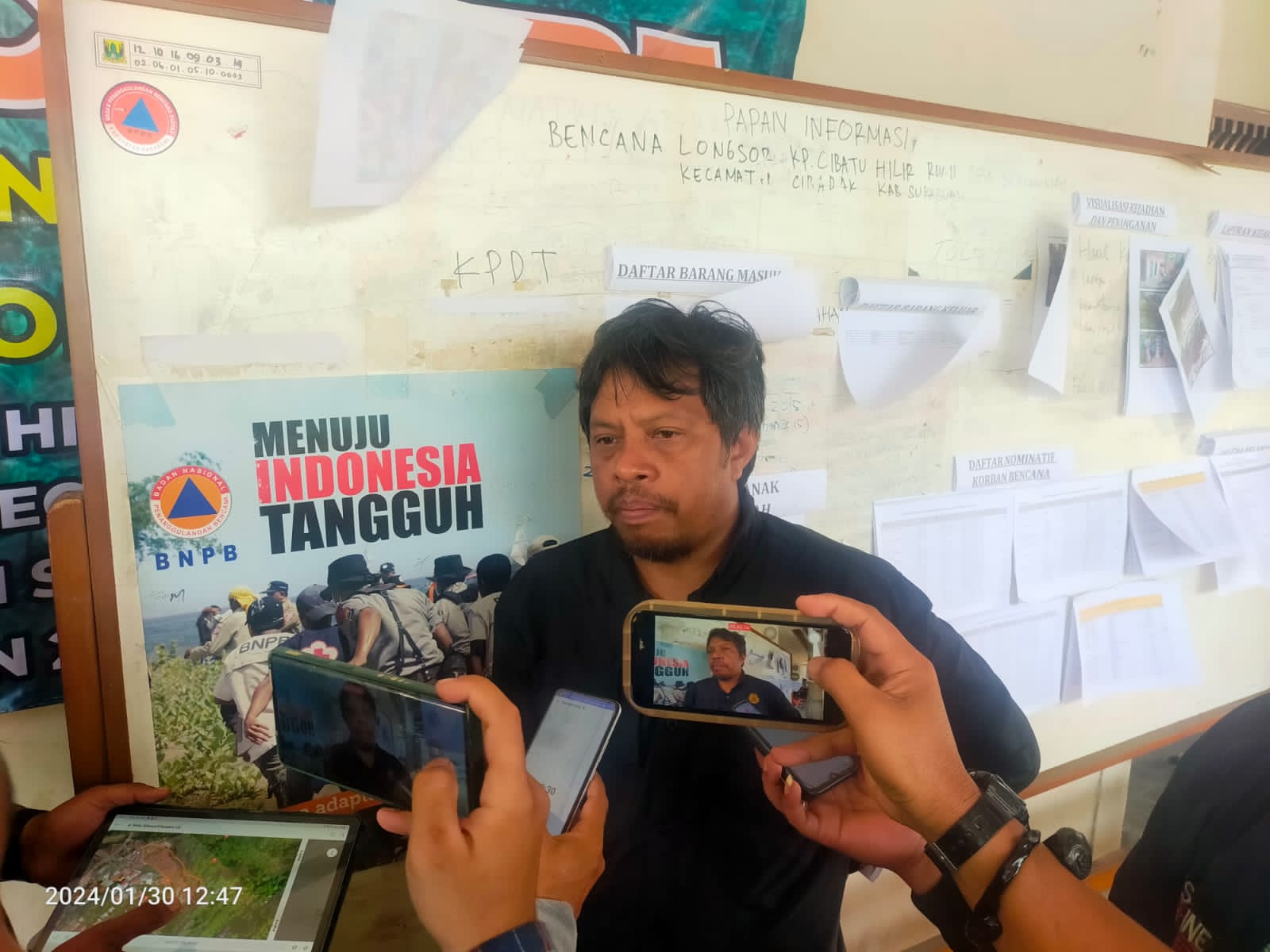 DIWAWANCARAI : Penyidik Bumi dari PVMBG, Sumaryono saat diwawancarai sejumlah media terkait hasil penyelidikan bencana longsor di Cibadak.