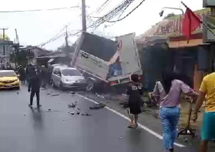 Tangkapan Layar - Kecelakaan lalu lintas di Jalur Wisata Puncak tepatnya di Desa Tugu Utara, Cisarua, Kabupaten Bogor, Jawa Barat, Selasa (23/1/2024). (Tangkapan Layar)