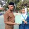 BANGGA: Kepala SMPN 13 Kota Sukabumi, Asep Fajar Anshari saat memberikan ucapan selamat kepada siswa yang berprestasi pada kejuaraan Karate Tingkat Internasioal di sela-sela upacara bendera di sekolah. (dok/radarsukabumi )