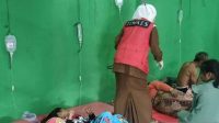 Puluhan warga Desa Salamnunggal, Kecamatan Cibeber, Kabupaten Cianjur, Jawa Barat, menjalani perawatan di gedung olahraga karena diduga keracunan setelah menyatap nasi kotak, Senin (22/1/2024). (Ahmad Fikri)