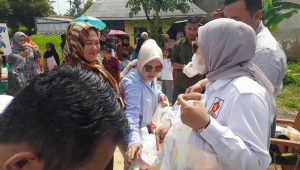 Cerita Lina Ruslinawati Bagikan Makan dan Susu Gratis ke Warga Cibadak, Disambut Antusias Tinggi!