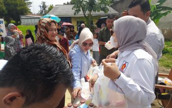 Anggota DPRD Provinsi Jawa Barat yang juga sebagai kader Gerindra Lina Ruslinawati kembali membagikan makan dan susu gratis kepada masyarakat, Sabtu (27/01/2024).