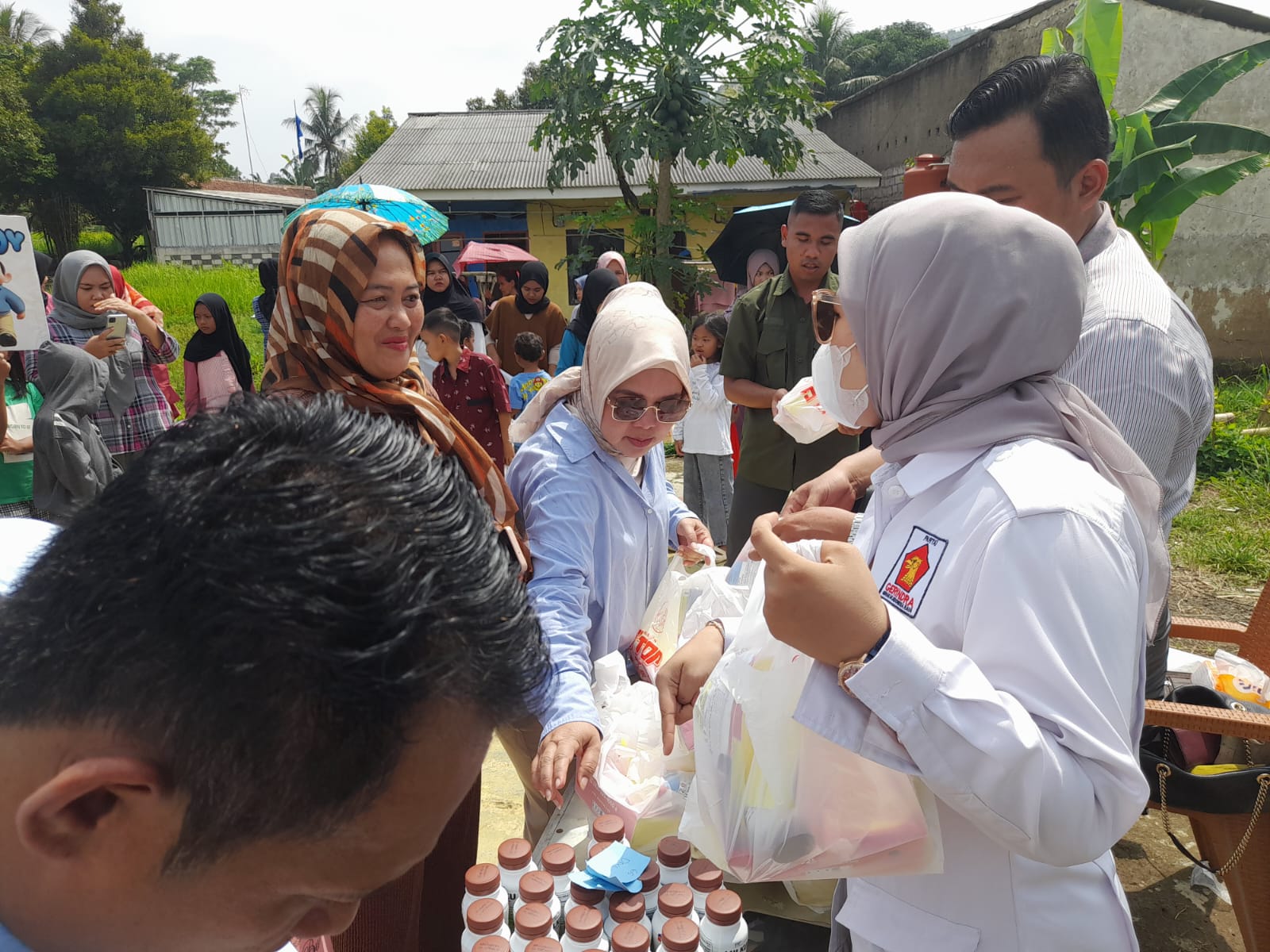 Anggota DPRD Provinsi Jawa Barat yang juga sebagai kader Gerindra Lina Ruslinawati kembali membagikan makan dan susu gratis kepada masyarakat, Sabtu (27/01/2024).