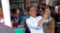 Presiden Joko Widodo berswafoto dengan warga saat mengunjungi Pasar Mungkid, Magelang Jawa Tengah, Senin (29/1/2024). (Anis Efizudin)